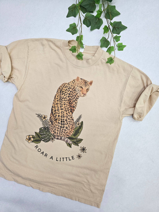 ROAR A LITTLE GRAPHIC TEE