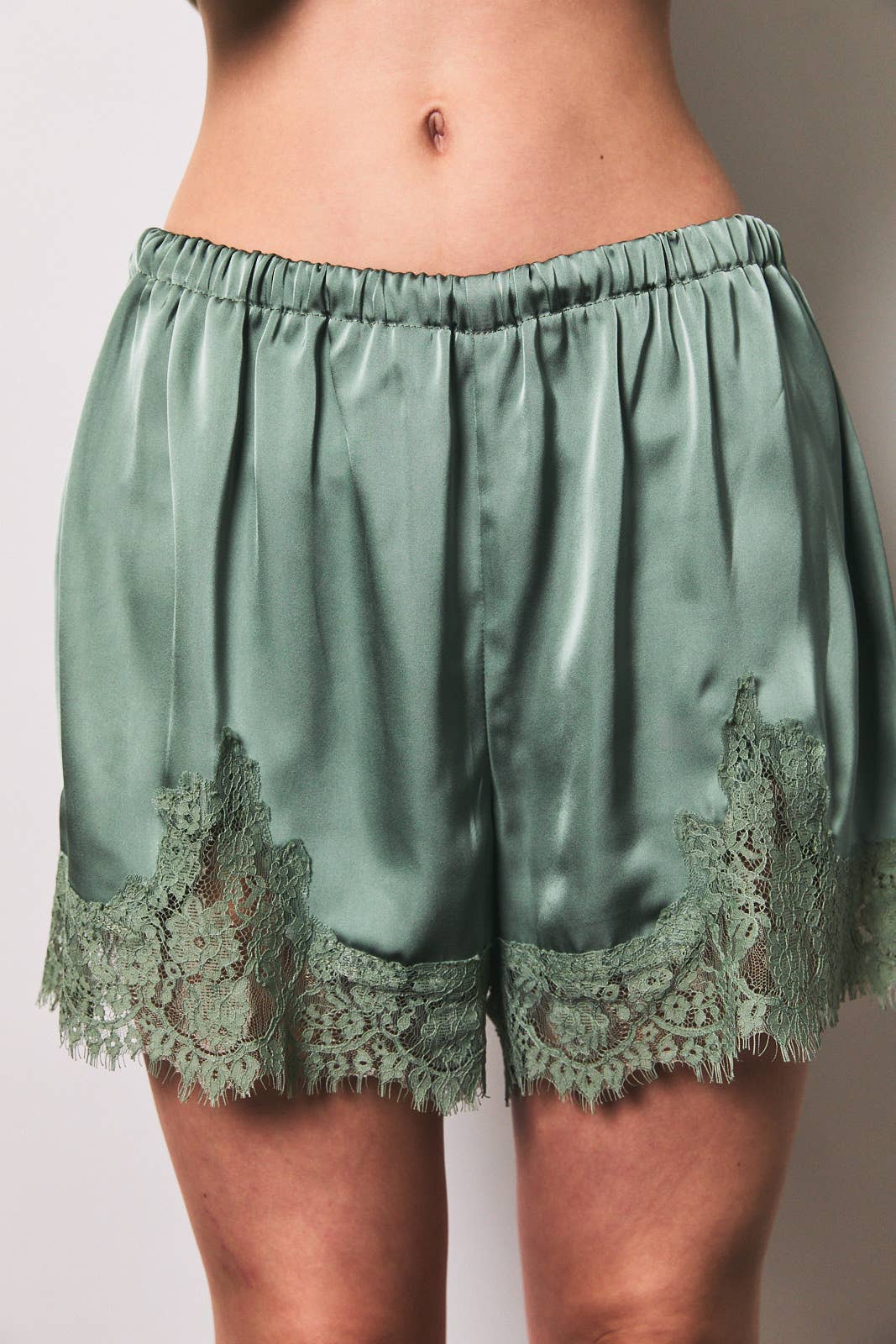 ELASTIC WAIST MID RISE LACE TRIM SHORTS